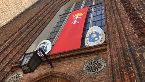 Flagge-Der-Stadt-Danzig-Auf-Der-Basilika-Der-Heiligen-Maria,-Die-Im-Wind-Weht