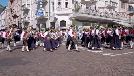 Una-Banda-De-Música-En-La-Fiesta-De-La-Uva-Que-Se-Celebra-Anualmente-En-Meran---Merano,-Tirol-Del-Sur,-Italia