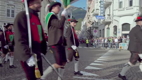 Schuetzenkompanie-Marchas-En-El-Festival-Anual-De-La-Uva-En-Meran---Merano,-Tirol-Del-Sur,-Italia