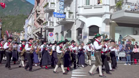 Una-Banda-De-Música-Actúa-Durante-La-Fiesta-Anual-De-La-Uva-En-Meran---Merano,-Tirol-Del-Sur,-Italia