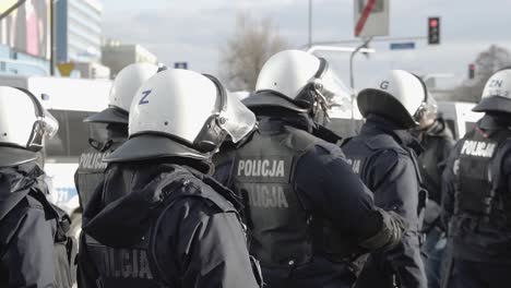 Nahaufnahme-Der-Polizei,-Die-Den-Protest-In-Warschau-Begleitet