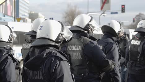 Primer-Plano-De-La-Policía-Caminando-En-La-Protesta-En-Varsovia.