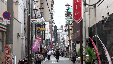 Seitenstraße-Im-Dotonbori-Viertel-In-Osaka-Mit-Vorbeigehenden-Menschen
