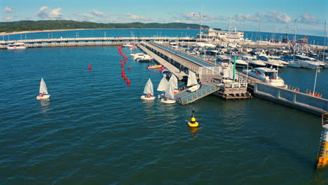 Optimistische-Schlauchboote-Fahren-Zum-Yachthafen-Von-Sopot-In-Polen