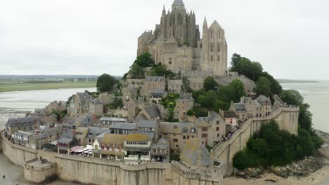 Primer-Plano-De-Cámara-Aérea-De-Drones-En-El-Hermoso-Mundo,-El-Mejor-Castillo-Del-Castillo-De-Mont-Saint-Michel-En-Francia