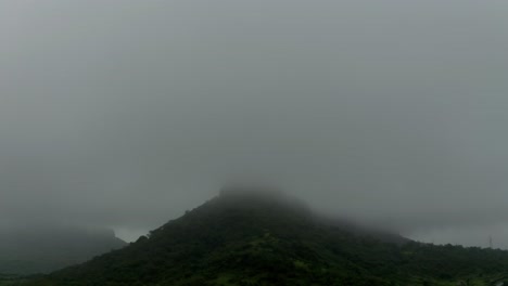 Der-Drohnen-Camaro-Fährt-Dort-Voran,-Wo-Die-Hügel-Und-Berge-Aufgrund-Des-Nebels-Nicht-Sichtbar-Sind