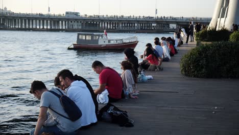 Junge-Türken-Sitzen-An-Einem-Warmen-Oktobertag-An-Der-Küste-Des-Goldenen-Horns-In-Istanbul