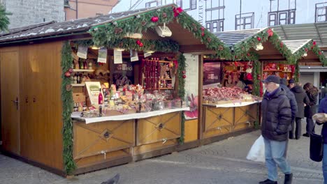 Puestos-Del-Mercado-Navideño-Y-Personas-Que-Visitan-El-Mercado-Navideño,-Sterzing---Vipiteno,-Tirol-Del-Sur,-Italia