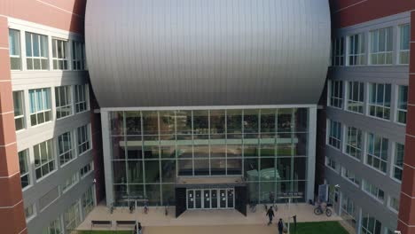 Cinematic-Aerial-Drone-Shot-of-the-Entrance-of-BME-Budapest-University-of-Technology-and-Economics,-Buliding-Q,-4K-Drone-shot-on-a-sunny-day-in-Budapest