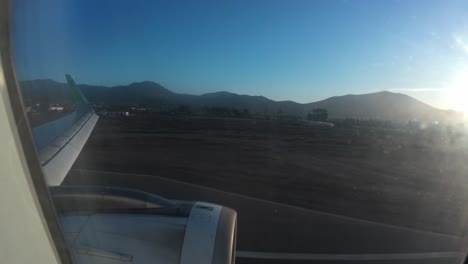 Blick-Auf-Die-Flugzeuglandung-Vom-Fenster-Im-Fenster