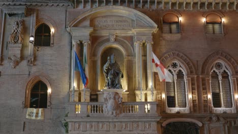 Estatua-Del-Papa-Gregorio-XIII-Disfrazado-De-San-Petronio-En-Bolonia-En-La-Fachada-Del-Palacio-De-Accursio-En-La-Noche