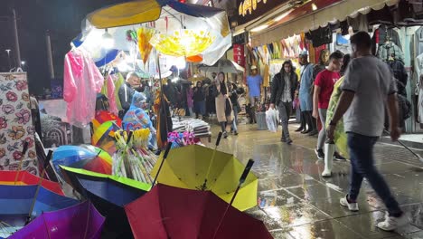 Regenschirmladen,-Einkaufen-In-Der-Nacht-An-Einem-Regnerischen-Tag-Im-Iran,-Heftiger-Sturm,-Streusel-Im-Frühling-In-Der-Stadt-Rasht,-Städtisches-Leben,-Nachtleben,-Farbenfrohe-Stadt,-Einheimische,-Die-Spazieren-Gehen-Und-Traditionelles-Straßenessen-Genießen