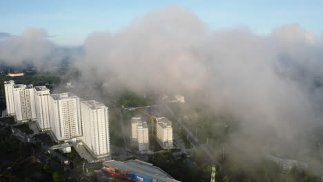 Una-Espesa-Nube-Sobre-Edificios-Residenciales-En-Tagaytay,-Filipinas