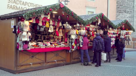Kunden-Vor-Einem-Stand-Auf-Dem-Weihnachtsmarkt-In-Sterzing---Sterzing,-Südtirol,-Italien