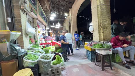 Teherán-Hoy-Por-La-Noche-Bazar-Tajrish-Mercado-Local-Granjero-Centro-Comercial-Fruta-Fresca-Verdura-Listo-Para-Cocinar-Material-Colorido-Tienda-De-Comestibles-Gente-Vida-Fácil-Seguro-Feliz-Variedad-De-Comida-Lugar-Histórico-Centro-Comercial
