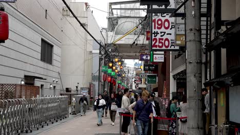 Menschen-Stehen-Auf-Der-Straße-Im-Dotonbori-Viertel-In-Osaka-Schlange-Und-Warten-Auf-Die-Eröffnung-Des-Restaurants
