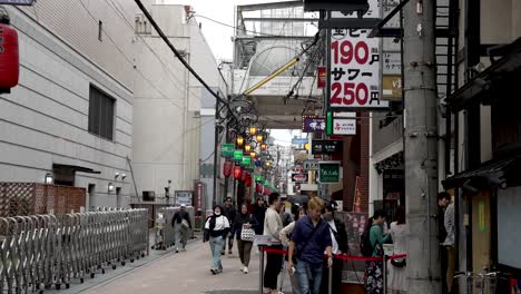 Gente-Haciendo-Cola-En-La-Calle-En-La-Zona-De-Dotonbori-En-Osaka-Esperando-Que-Abra-El-Restaurante