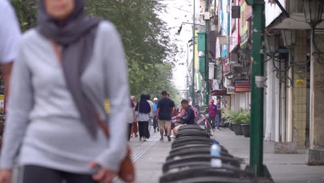 Banco-Vacío-En-Una-Zona-Peatonal-De-La-Calle-Malioboro.