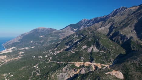 Rutas-Panorámicas-En-Un-Viaje-Por-Pintorescas-Carreteras-De-Montaña,-Abrazando-La-Impresionante-Belleza-De-La-Costa-De-La-Riviera-De-Albania-Para-Su-Escapada-De-Verano.