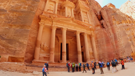 Touristen-Bewundern-Die-Schatzkammer-In-Der-Stadt-Petra,-Jordanien