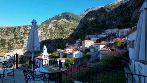 Blick-Vom-Balkon-Ihres-Urlaubsortes-In-Einem-Touristischen-Dorf-An-Der-Albanischen-Riviera