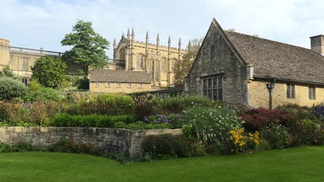 Jardines-Conmemorativos-De-La-Guerra-Y-Gran-Salón-De-La-Iglesia-De-Cristo-En-Oxford,-Inglaterra