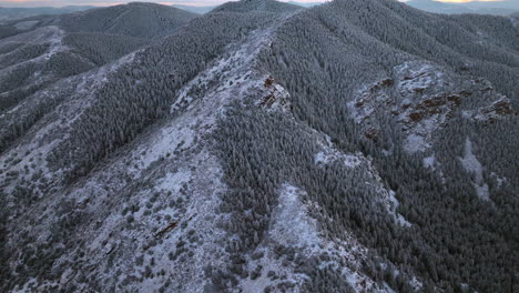 Denver-Colorado-Navidad-Primera-Nieve-Monte-Lindo-Memorial-Atardecer-Dorado-285-Autopista-Morrison-Conífera-Hojas-Perennes-Rango-Frontal-Montañas-Rocosas-Aéreo-Cinematográfico-Zumbido-Adelante-Panorámica-Movimiento-Lentamente