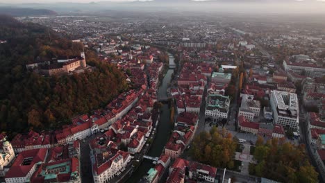 Toma-De-Viaje-En-ángulo-Alto-Del-Río-Ljubljanica-En-La-Ciudad-De-Ljubljana,-Eslovenia