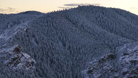 Denver-Colorado-Navidad-Primera-Nieve-Monte-Lindo-Memorial-Dorado-Atardecer-285-Autopista-Morrison-Conífera-Hojas-Perennes-Frente-Montañas-Rocosas-Aéreo-Cinematográfico-Zumbido-Círculo-Izquierda-Movimiento