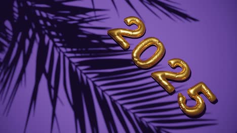 Saludo-Feliz-Año-Nuevo-2025-Con-Fondo-Púrpura-Y-Suave-Brisa-De-Palmera,-Celebración-Del-Concepto-De-Vacaciones-Tropicales