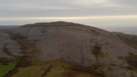 Fesselnde,-Weite-Panoramaaussicht-Auf-Einen-Berg-Und-Fleckige-Felder-Im-Burren