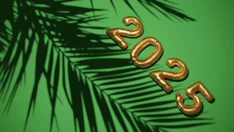 Saludo-Feliz-Año-Nuevo-2025-Fondo-Verde-Y-Suave-Brisa-De-Palmera,-Concepto-De-Vacaciones-Tropicales-Animación-De-Renderizado-3d