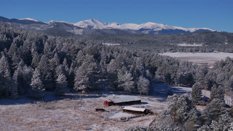 Granero-Rojo-Espacio-Abierto-Navidad-Primera-Nieve-Hojas-Perennes-Rango-Frontal-Monte-Denver-Cielo-Azul-Evans-Aéreo-Cinematográfico-Zumbido-Crujiente-Gélido-Frío-Mañana-Hermoso-Cielo-Azul-Círculo-Movimiento-A-La-Derecha