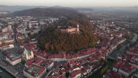 Filmische-Luftdrohnenaufnahme-Von-Oben-Auf-Der-Burg-Von-Ljubljana-In-Slowenien-An-Einem-Nebligen-Tag