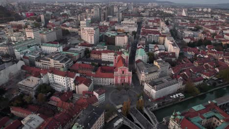 Luftaufnahme-Mit-Kreisender-Neigung-Nach-Oben-Auf-Die-Altstadt-Von-Ljubljana,-Slowenien,-Mit-Einem-Fluss,-Der-Durch-Die-Stadt-Fließt