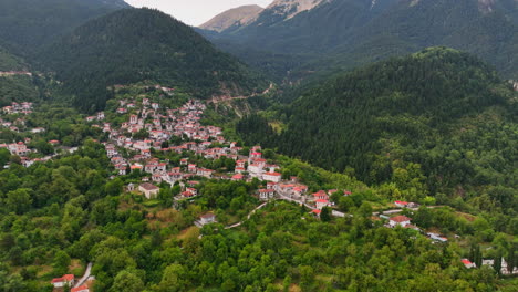 Vista-Aérea-Por-Drones-De-Antiguas-Casas-De-Piedra-En-Un-Pueblo-Tradicional-En-Grecia