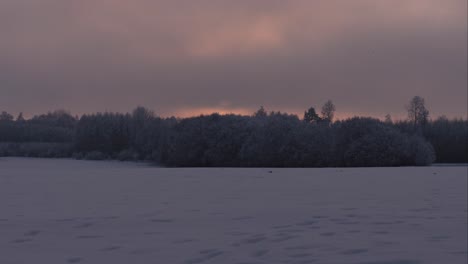 Zeitraffer-Eines-Farbenfrohen-Sonnenuntergangs-Mit-Lebhaften-Wolken-Während-Der-Winterlandschaft