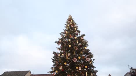 Enorme-árbol-De-Navidad-En-La-Plaza-De-La-Ciudad-En-El-Festivo-Mercado-De-Navidad-En-Estrasburgo,-Francia,-Europa