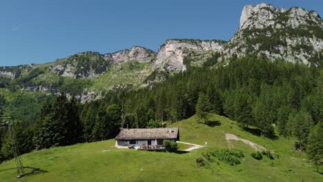 Small-hut-under-a-tall-mountain-in-the-Alps-in-Lofer,-Austria