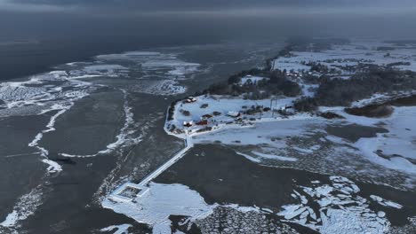 Panoramablick-Auf-Die-Vogelberingungsstation-Am-Vente-Kap-Und-Den-Pier,-Der-Im-Winter-Zum-Kurischen-Haff-Führt,-Wenn-Alles-Gefroren-Und-Mit-Schnee-Bedeckt-Ist