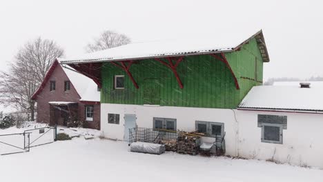 Luftaufnahme-Eines-Verschneiten-Bauernhofs-Mit-Pferden-In-Norddeutschland