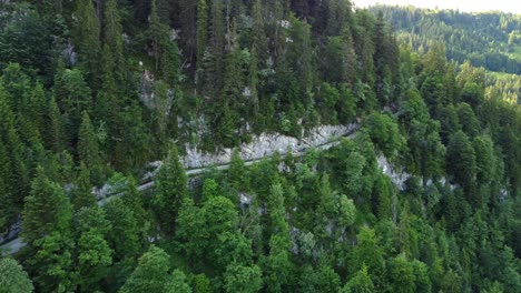 Steile-Straße,-Die-Einen-Berg-In-Den-Alpen-In-Lofer,-Österreich,-Hinaufführt