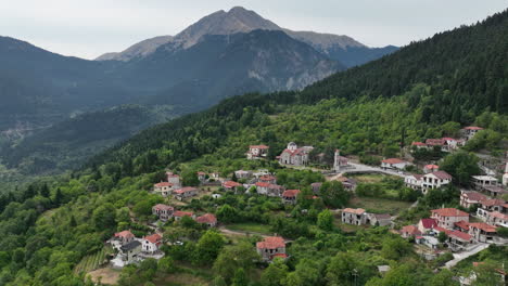 Vista-Aérea-Por-Drones-De-Antiguas-Casas-De-Piedra-En-Un-Pueblo-Tradicional-En-Grecia