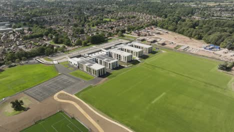 Nuevo-Edificio-Escolar-Vista-Aérea-Secundaria-Moderna-De-Inglaterra