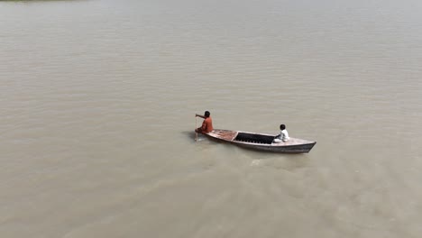 Canotaje-En-El-Tranquilo-Lago-Botar,-Sanghar,-Pakistán.-Aéreo