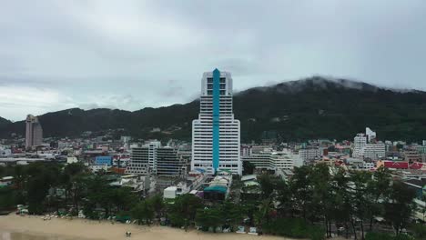 Vista-Aérea-De-Drones-Retrocediendo-Mostrando-Casas-Alrededor-De-La-Torre-De-Patong