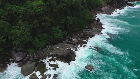 La-Vista-Aérea-De-La-Cámara-Se-Dirige-Hacia-El-Lado-Donde-Vienen-Grandes-Olas-En-El-Agua.