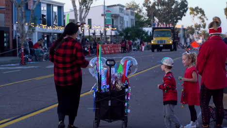 Un-Vendedor-Vende-Artículos-Navideños-Durante-El-Desfile-De-Navidad-De-La-Ciudad-De-Encinitas-En-1200123-En-Encinitas,-California