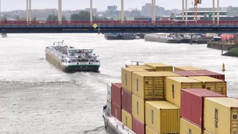 Gütertransport-Unter-Der-Hendrik-Ido-Ambacht-Brücke.-Antenne