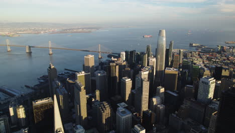 Toma-Aérea-Panorámica-Del-Centro-De-San-Francisco-Y-El-Puente-De-La-Bahía-De-Oakland,-En-El-Soleado-Estados-Unidos